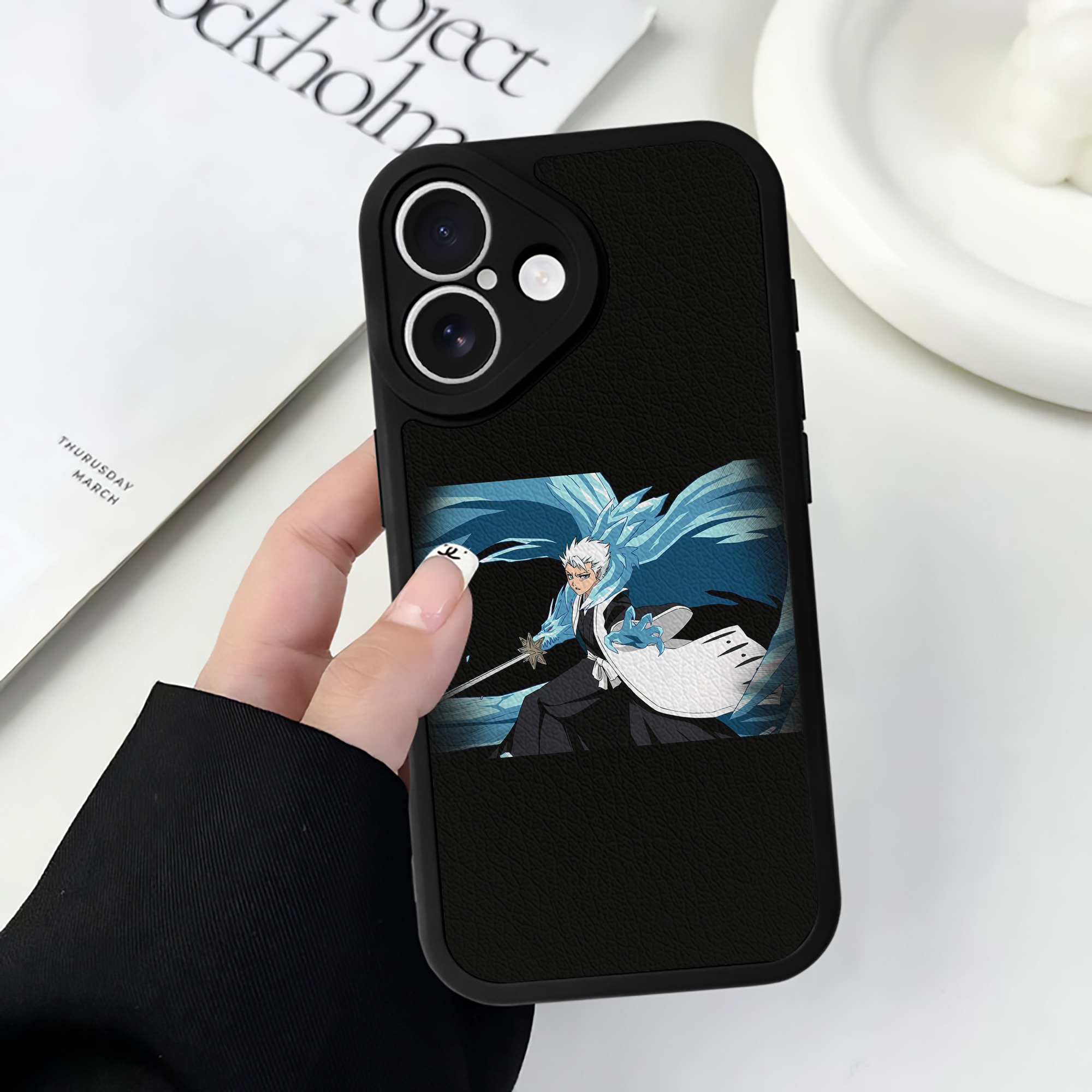 （画像用） ブリーチ 日番谷冬獅郎（ひつがや とうしろう） BLEACH Hitsugaya Toushirou 【iPhone 16シリーズ対応】シリコンスマホケース（レザー調） 材質：シリコン